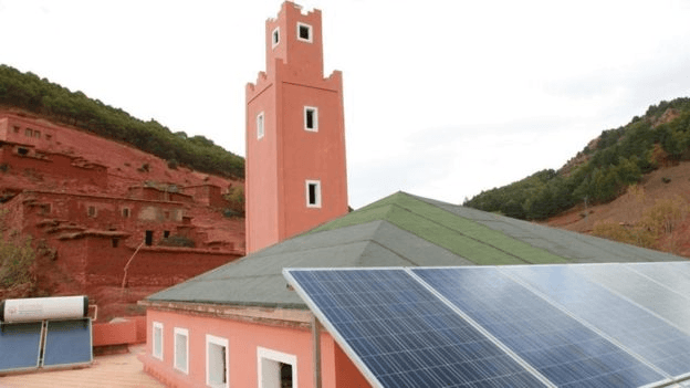 Le Maroc accélère sa transition verte à l’échelle locale À Marrakech, plusieurs écoles primaires fonctionnent désormais partiellement à l’énergie solaire.